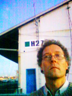 Xavier Braive au port de Bordeaux, bassin à Flot n°2, devant l'entrepôt H27